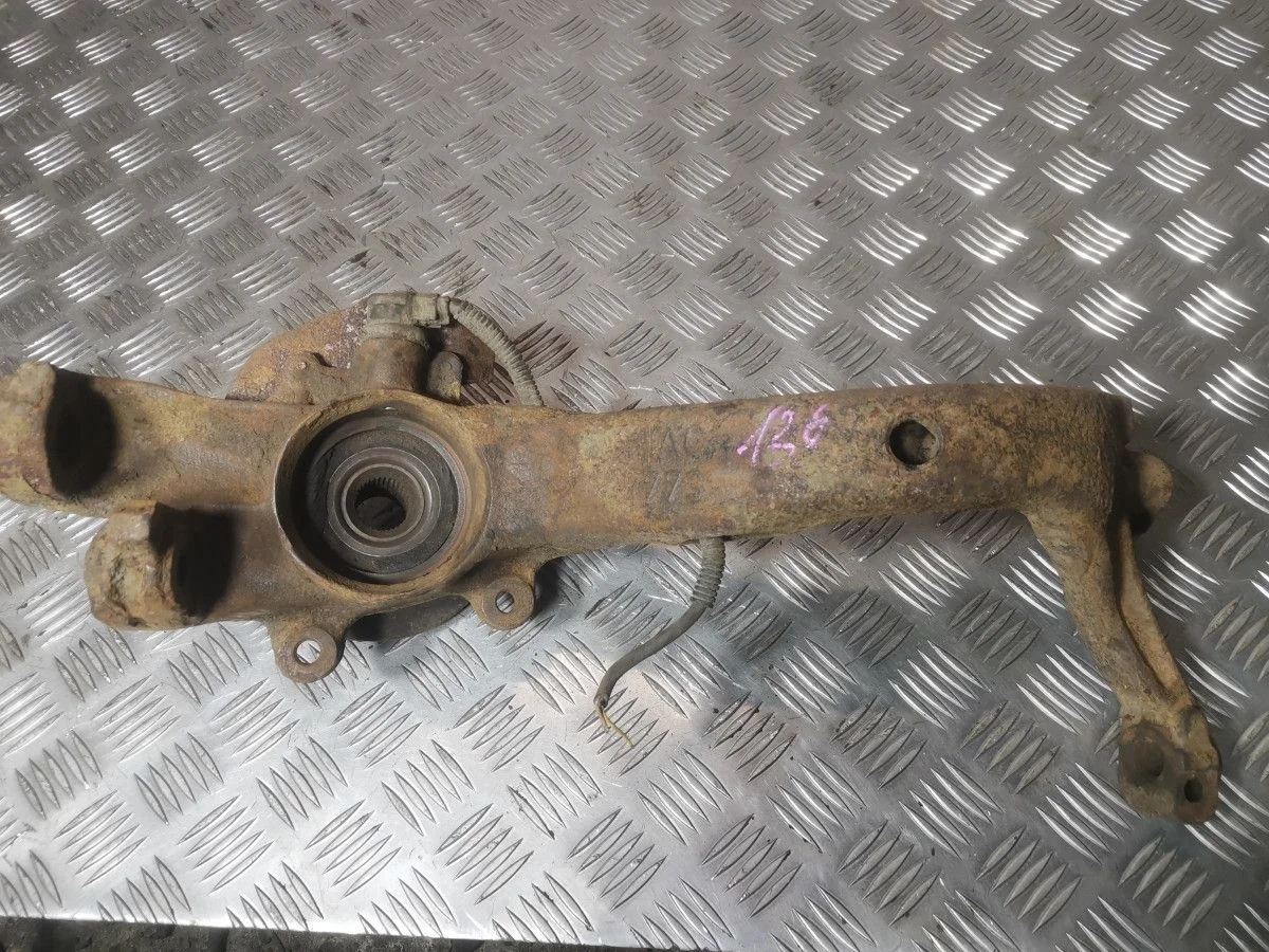 Поворотный кулак передний правый VW Passat B5