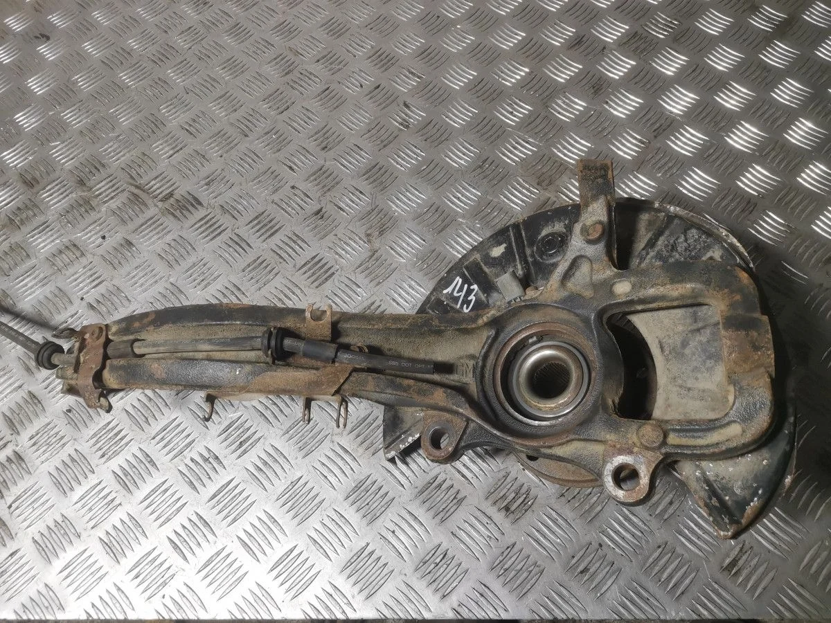 Кулак передний правый Volkswagen Touareg