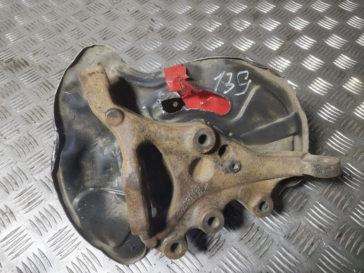 Кулак передний правый Mercedes Benz W203