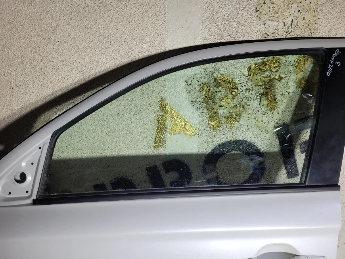 Стекло двери передней левой на Outlander 3 рест