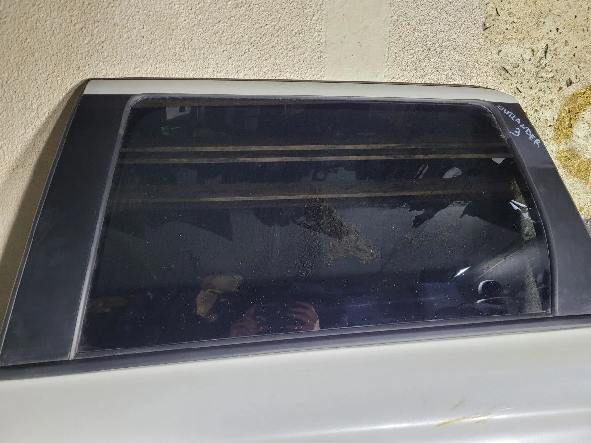 Стекло двери зад левой на Outlander 3 рест