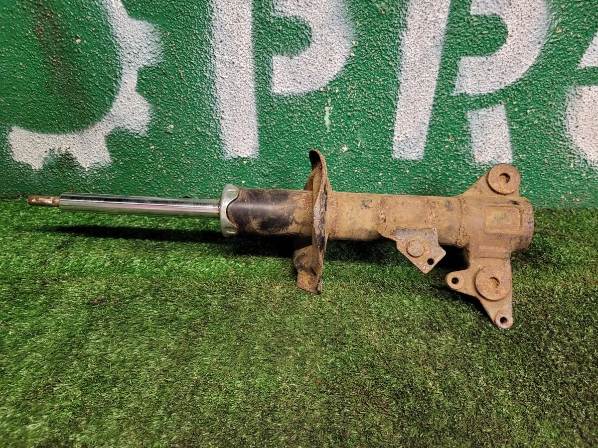 Стойка передняя правая на Avensis 2