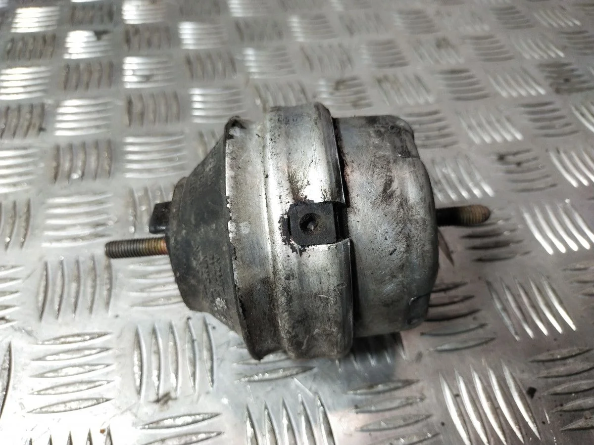 Подушка двигателя левая Audi A6