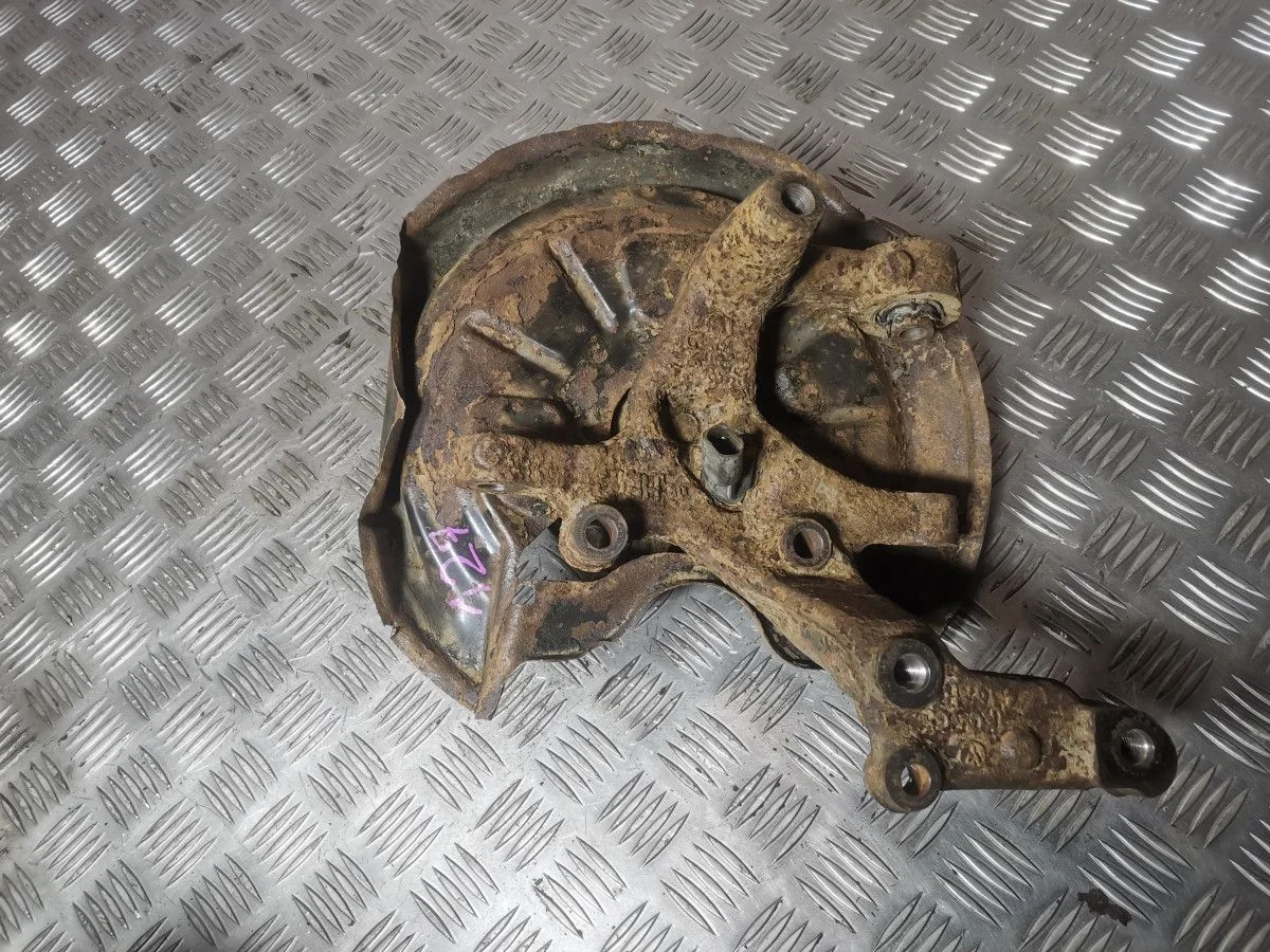 Кулак задний правый Volkswagen Golf Plus V