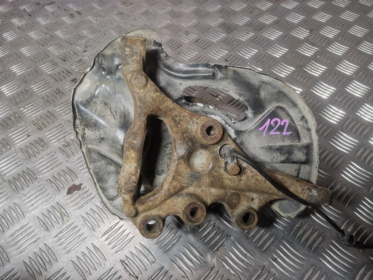 Кулак передний правый Mercedes Benz W203