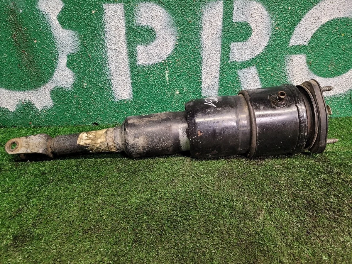 Стойка передняя правая на Lexus LS460L