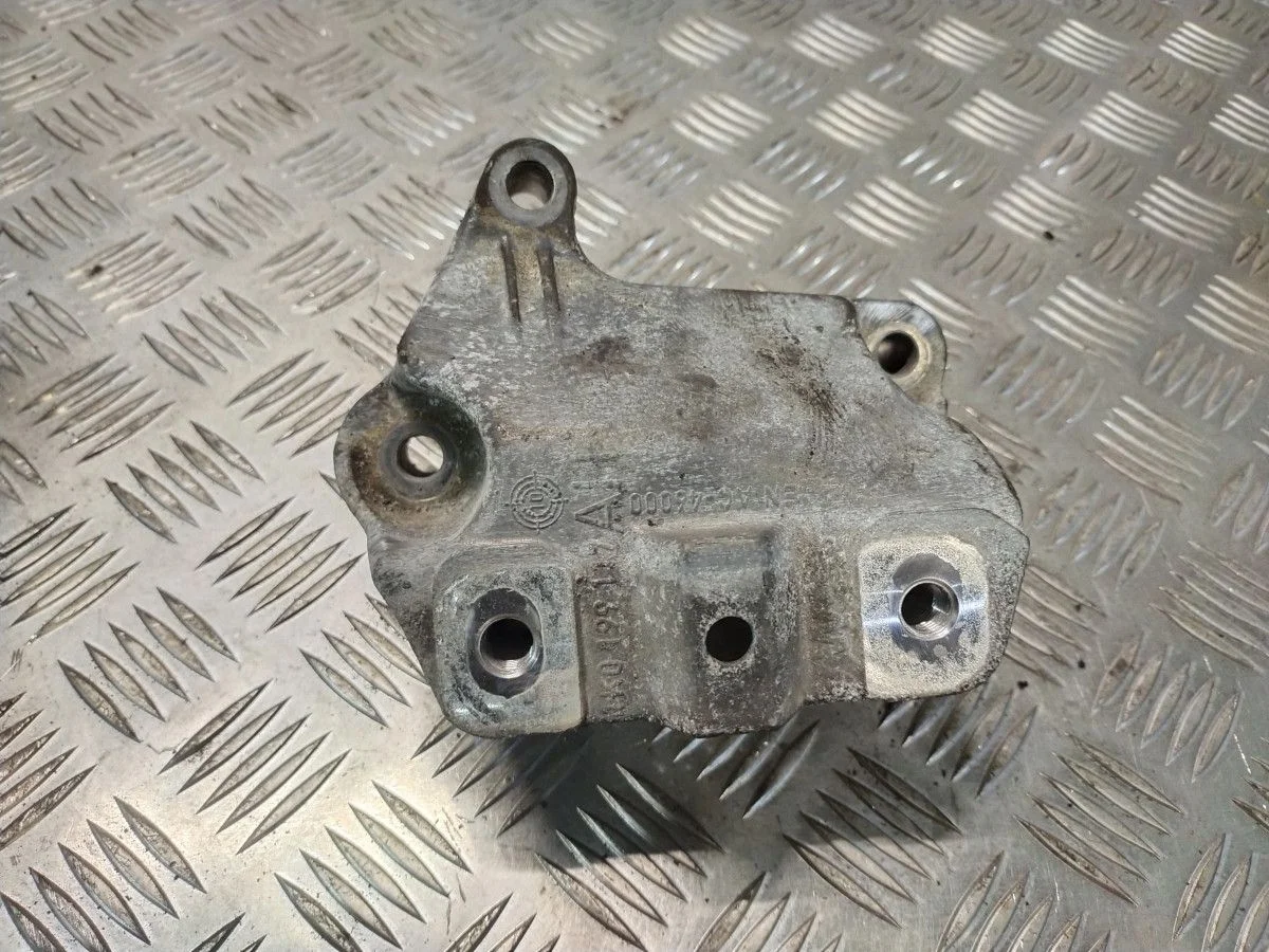 Кронштейн левой подушки двигателя Volkswagen Passa