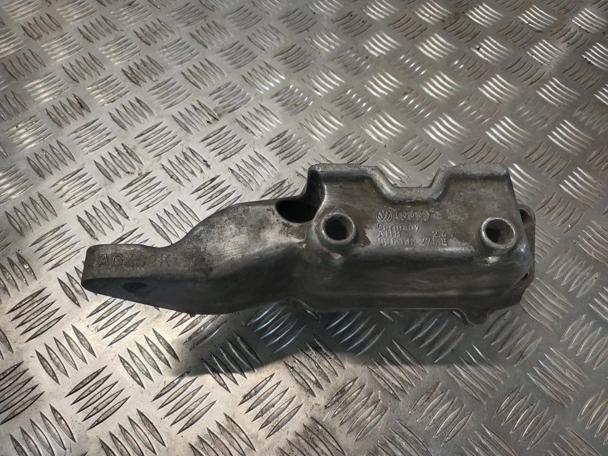 Кронштейн двигателя правый Skoda Octavia