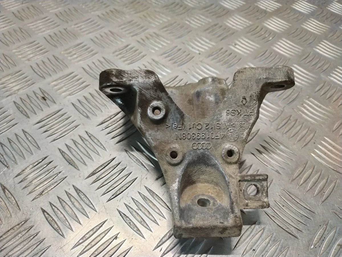 Кронштейн подушки двигателя правый Audi A6