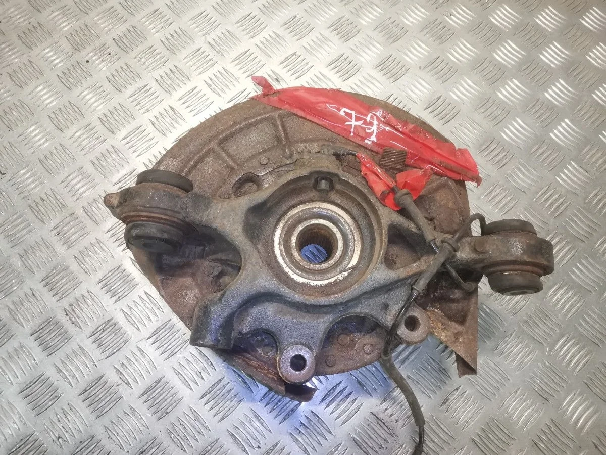 Кулак задний правый Land Rover Discovery L319