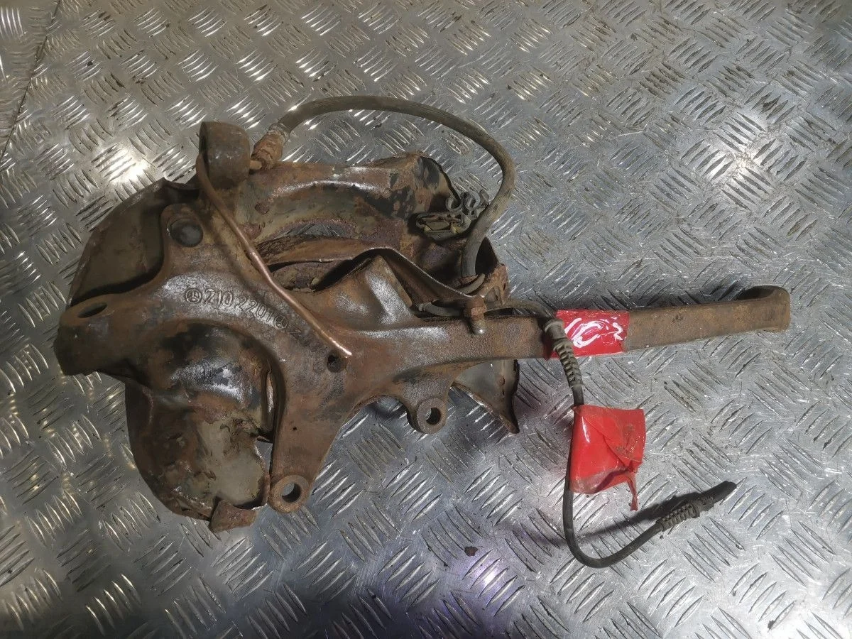 Кулак передний левый Mercedes-Benz E W210