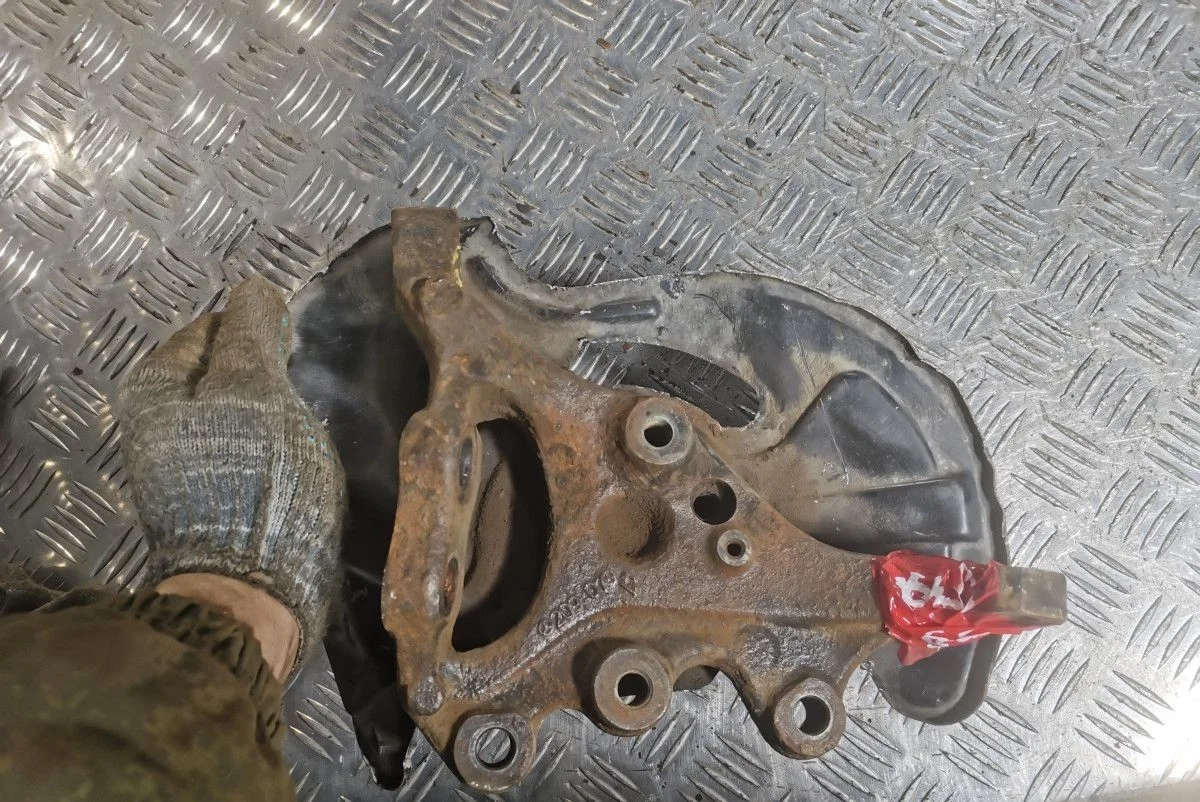 Кулак передний правый Mercedes Benz W203