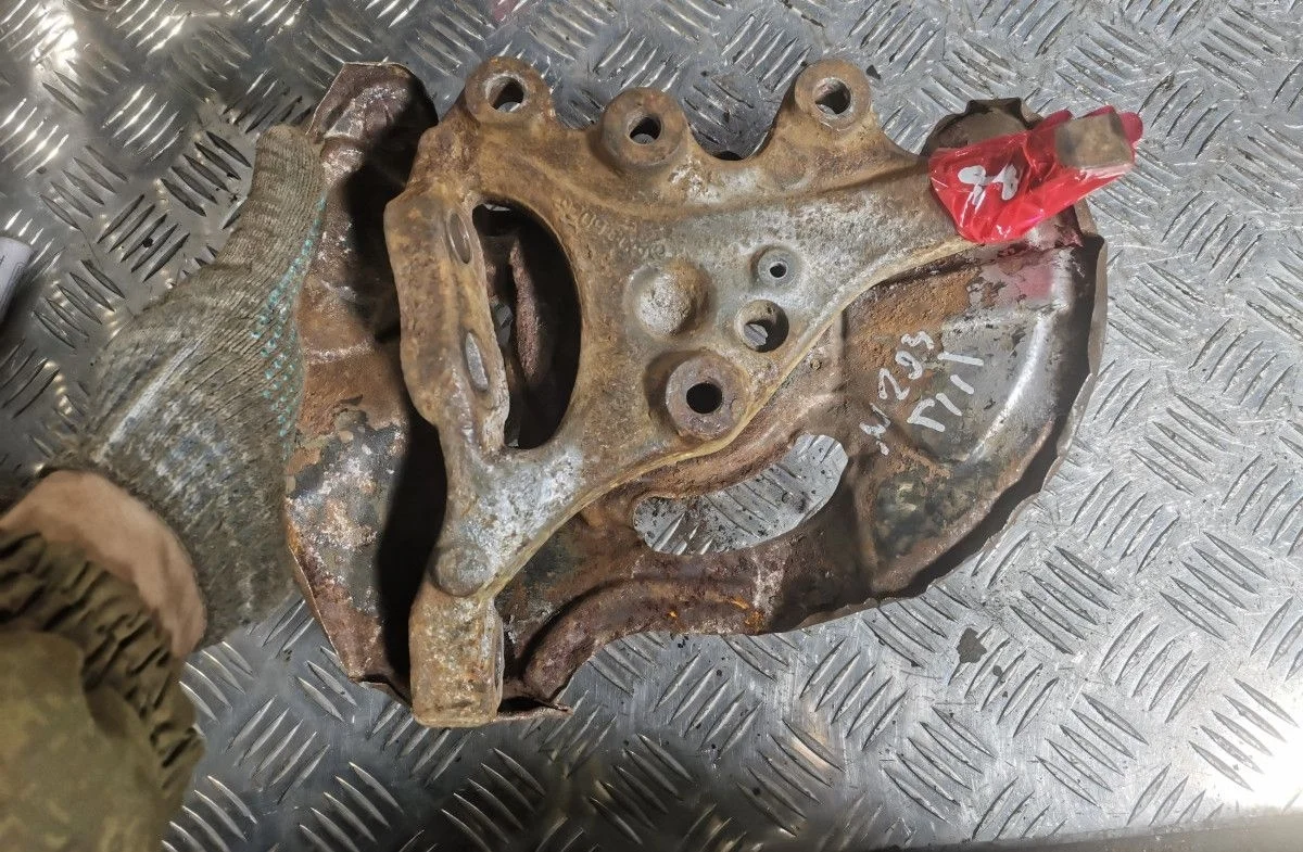 Кулак поворотный передний левый Mercedes Benz W203