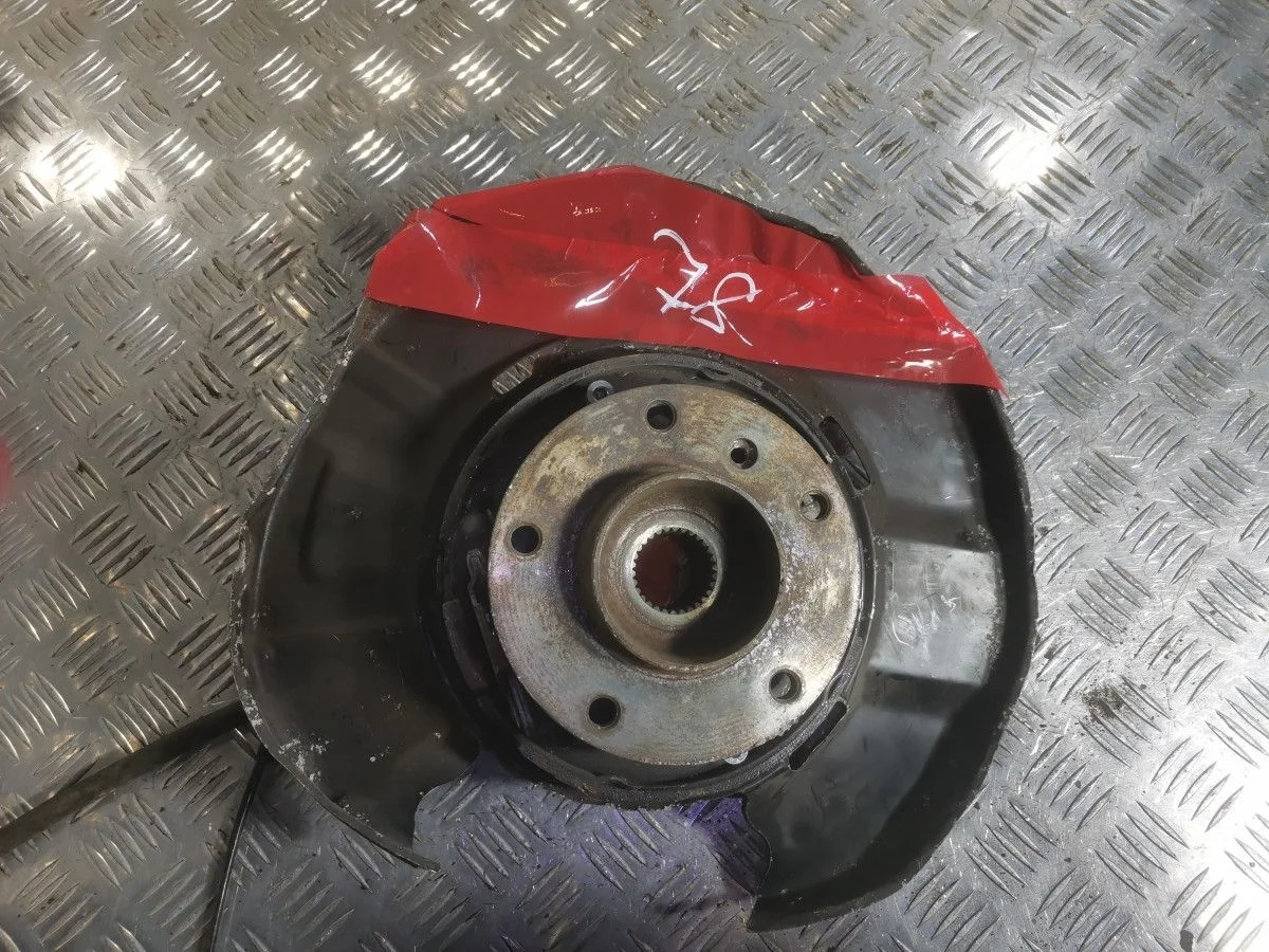 Кулак поворотный задний правый BMW E90