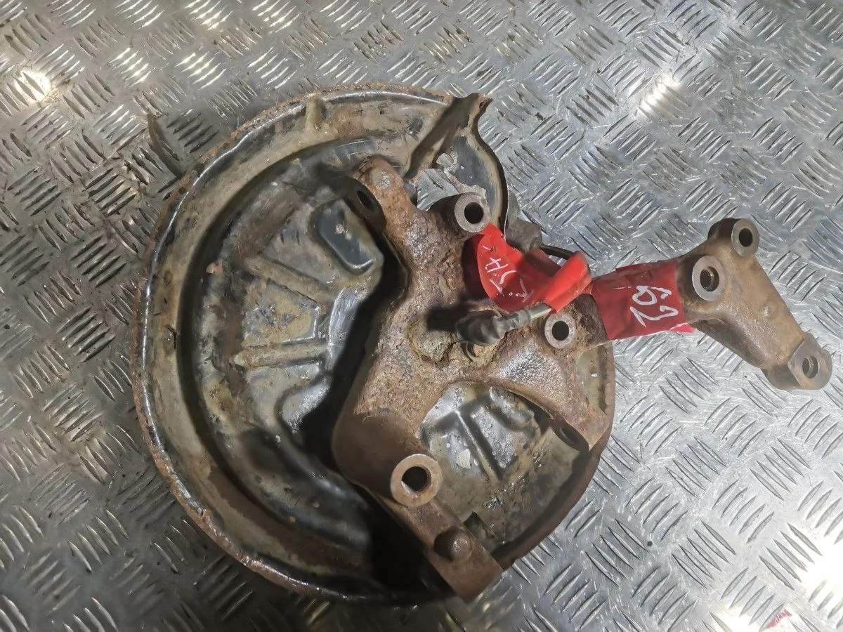 Кулак задний левый Volkswagen Golf V