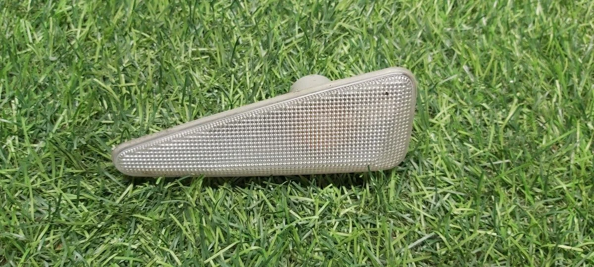 Повторитель в крыло Renault Sandero 1