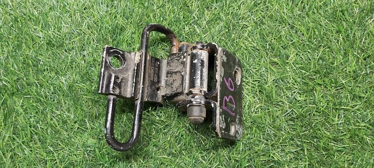 Петля двери передняя правая Volkswagen Passat B6