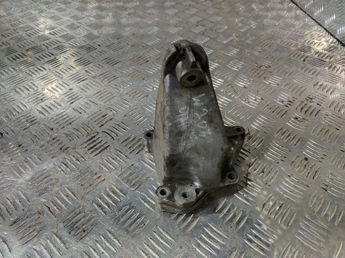 Кронштейн опоры двигателя Mercedes-Benz C-Class