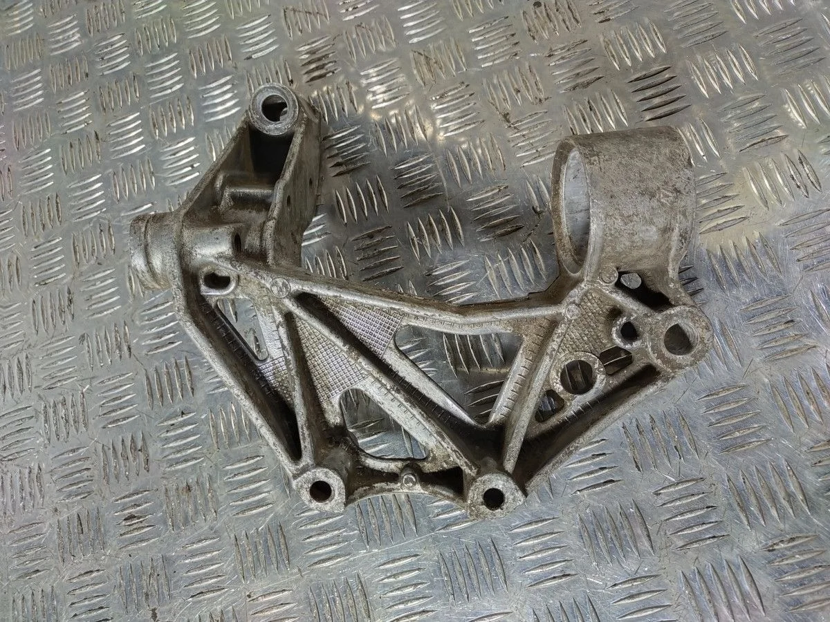 Кронштейн переднего рычага Skoda Fabia