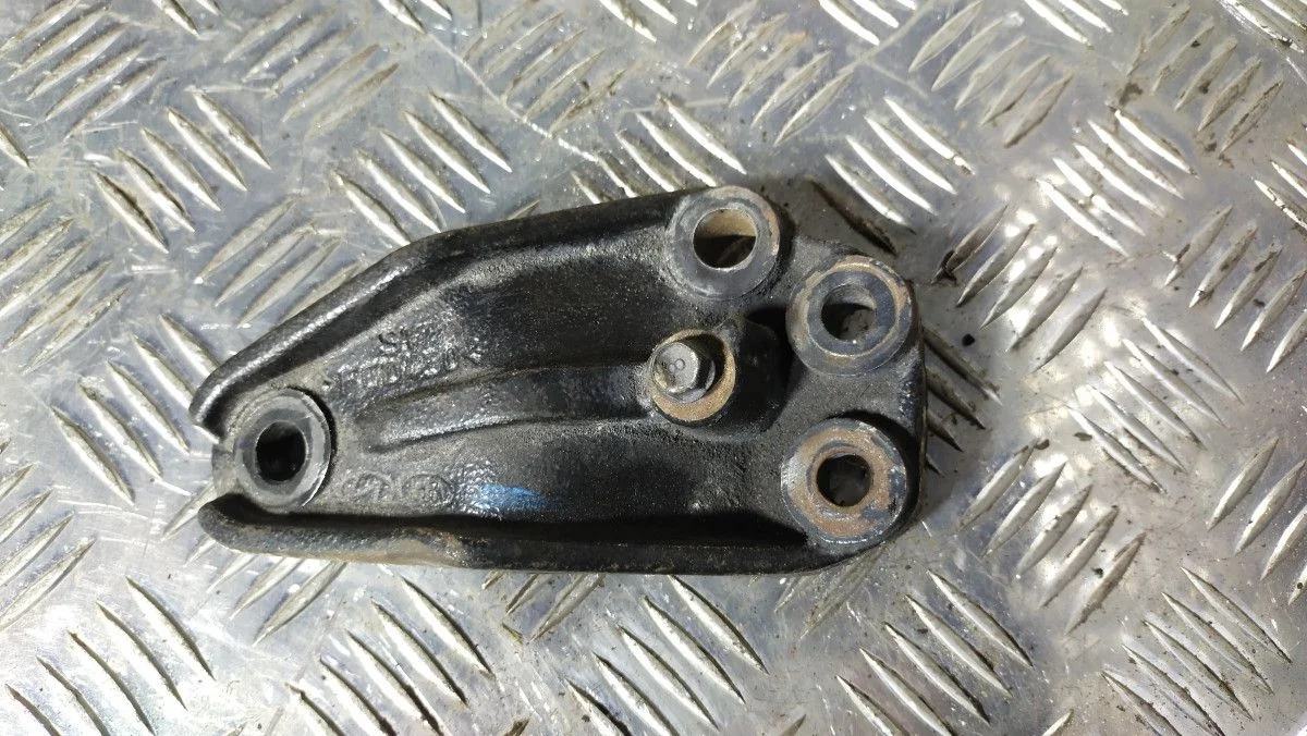 Кронштейн двигателя правый Kia Ceed