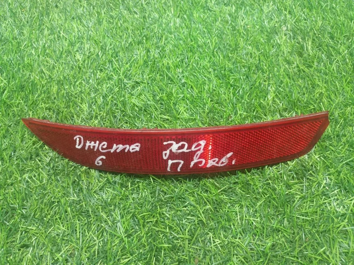 Отражатель бампера правый Volkswagen Jetta 6