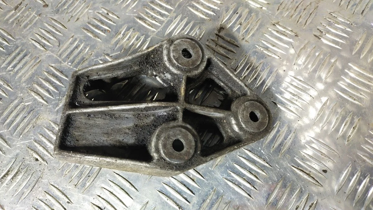 Кронштейн двигателя правый Daewoo Nexia