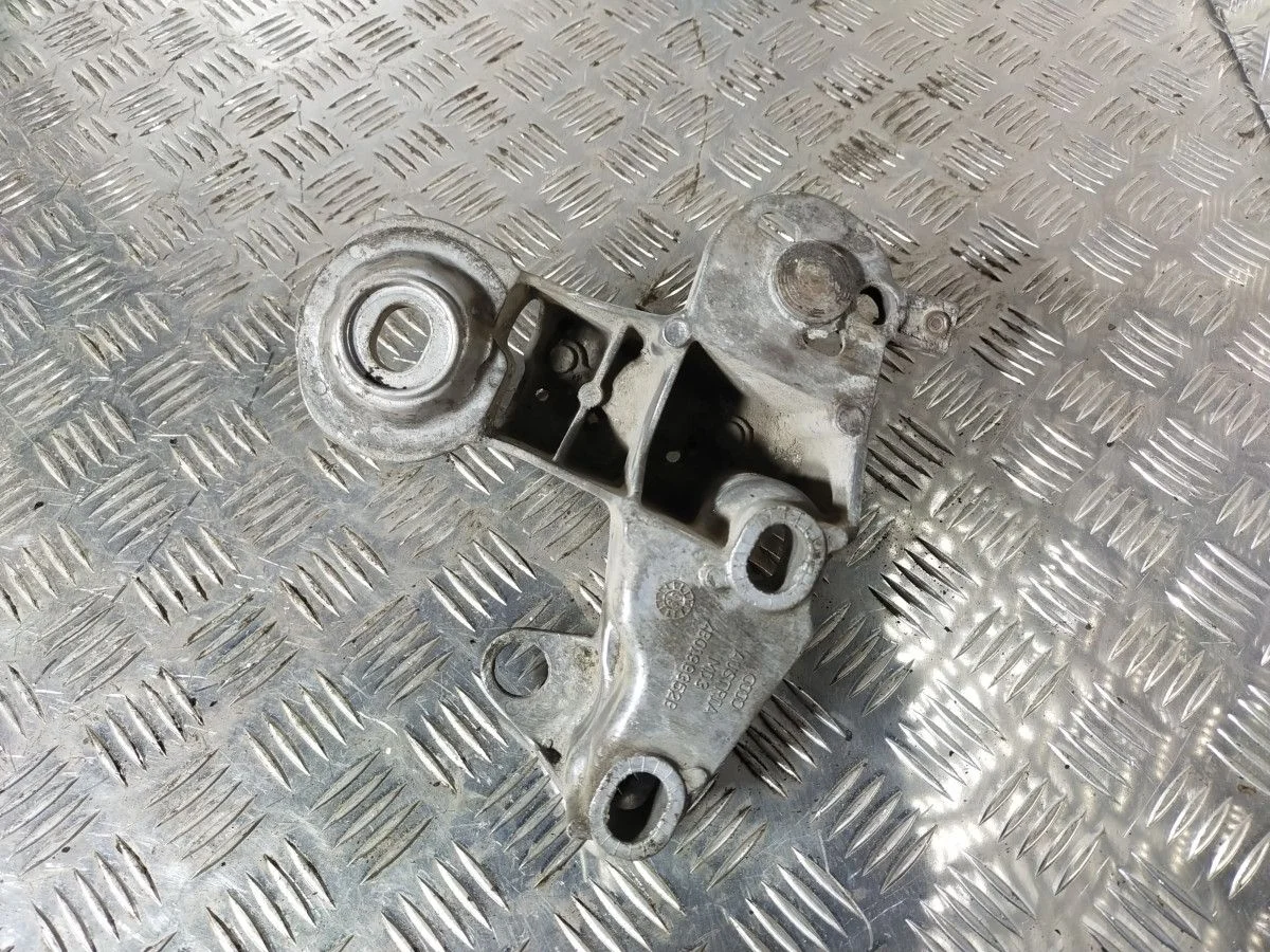 Кронштейн опоры двигателя правый Volkswagen Passat