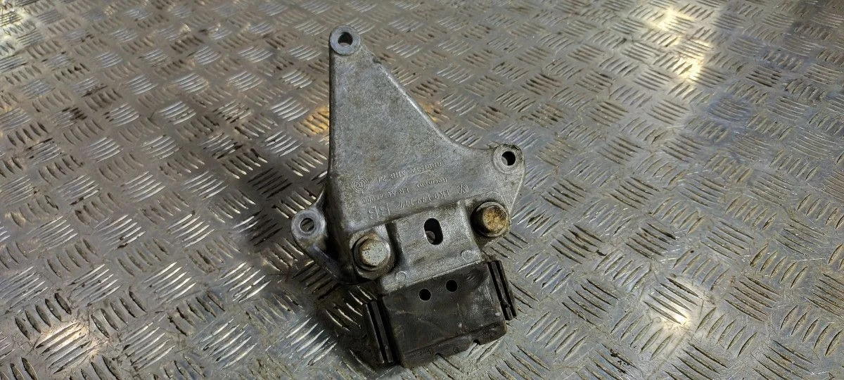 Кронштейн КПП левый Volkswagen Passat