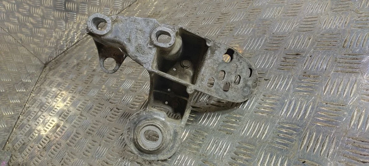 Кронштейн Audi A4 B7