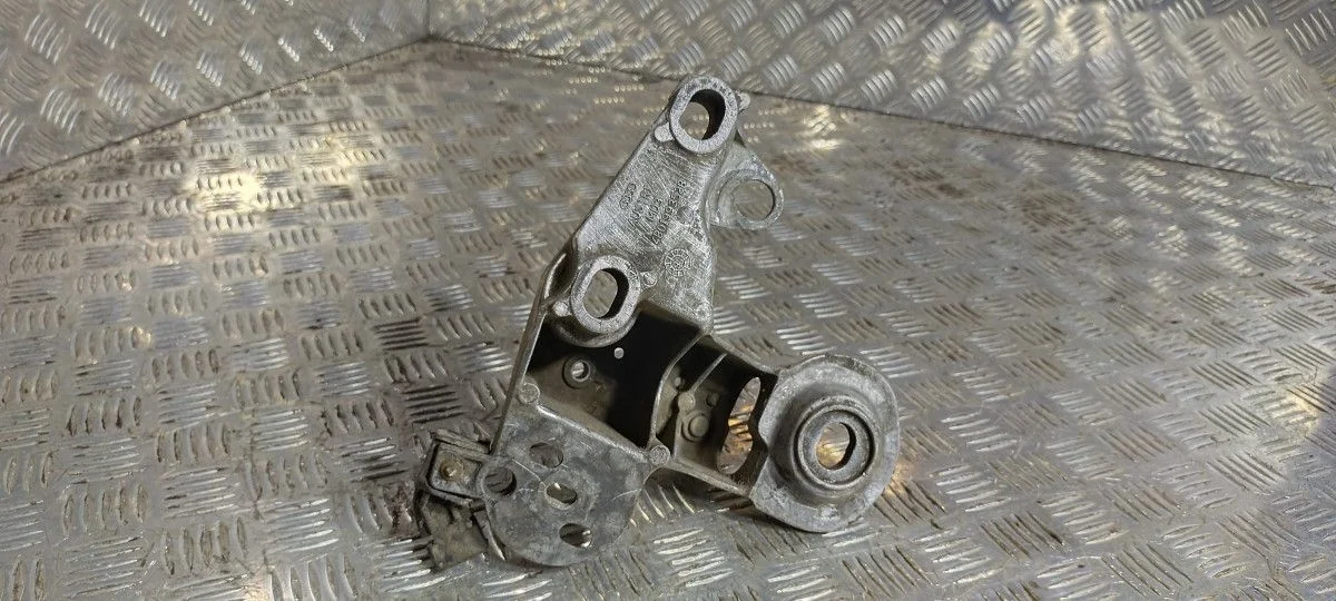 Кронштейн двигателя передний п. Volkswagen Passat