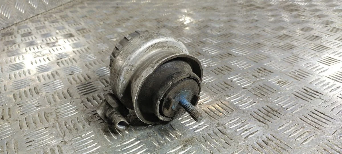 Подушка крепления двигателя левая Audi A6 (C6)