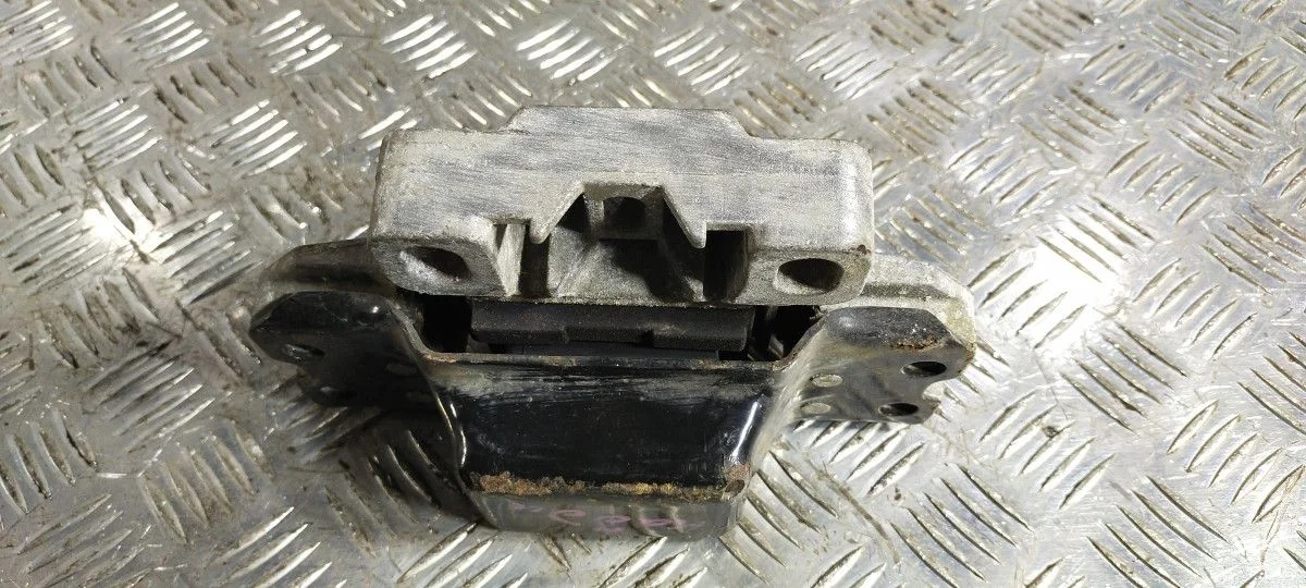 Подушка двигателя правая Volkswagen Passat B6