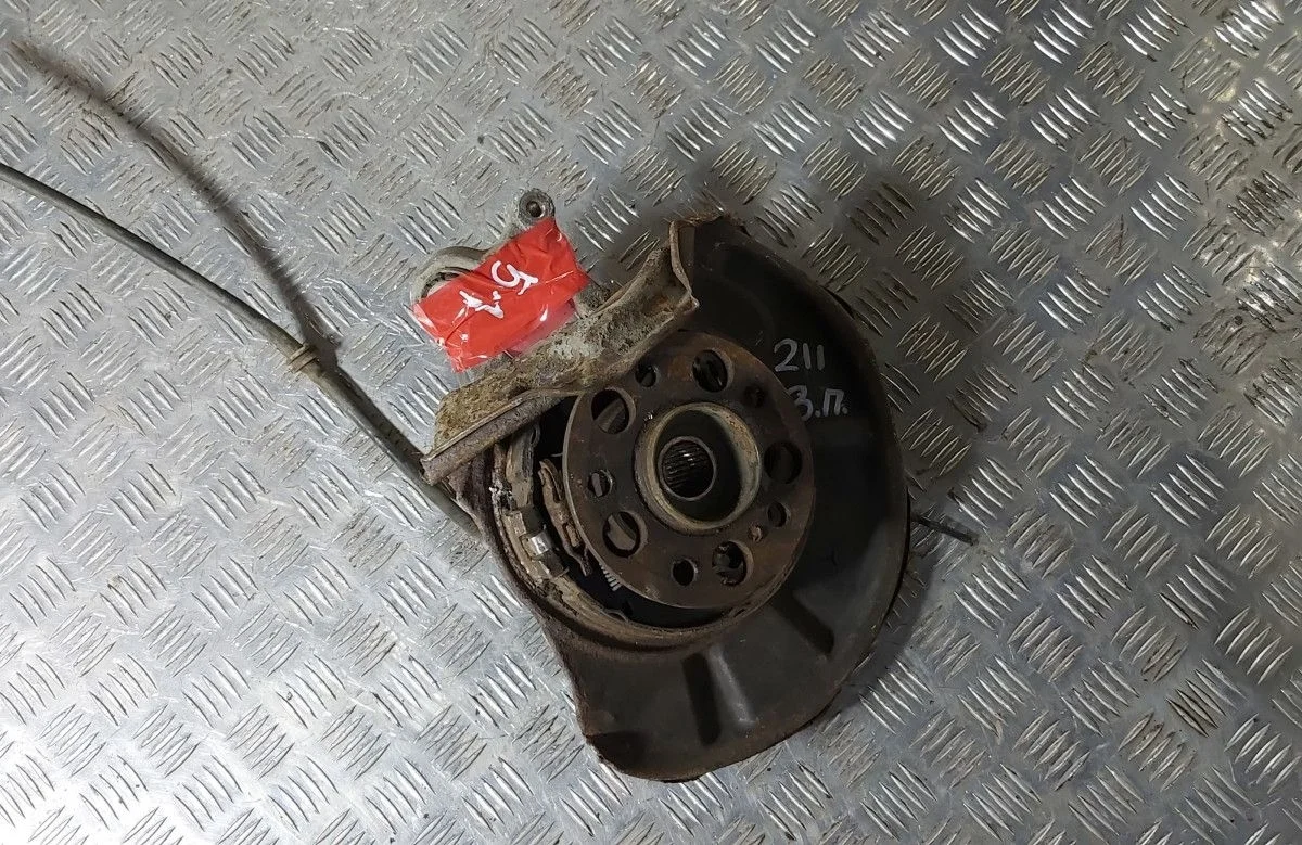 Кулак задний правый Mercedes Benz W211