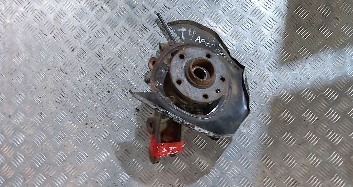 Кулак задний правый Volkswagen Touareg I