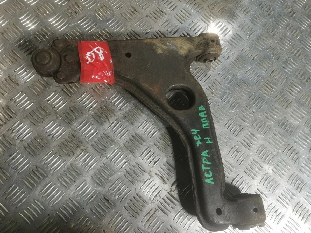 Передний правый рычаг Opel Astra H