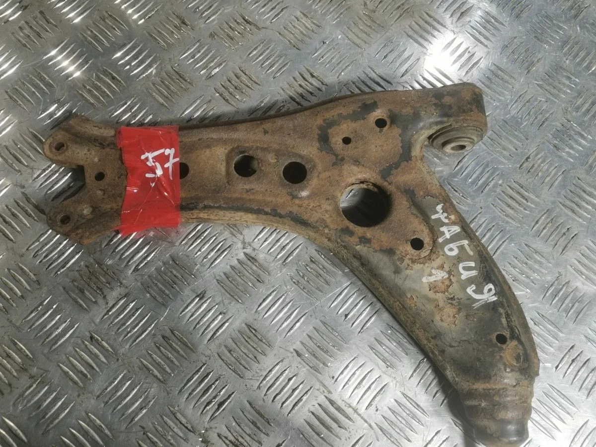 Рычаг передний левый Skoda Fabia I