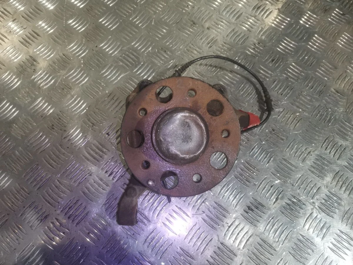 Кулак передний правый Mercedes Benz W203