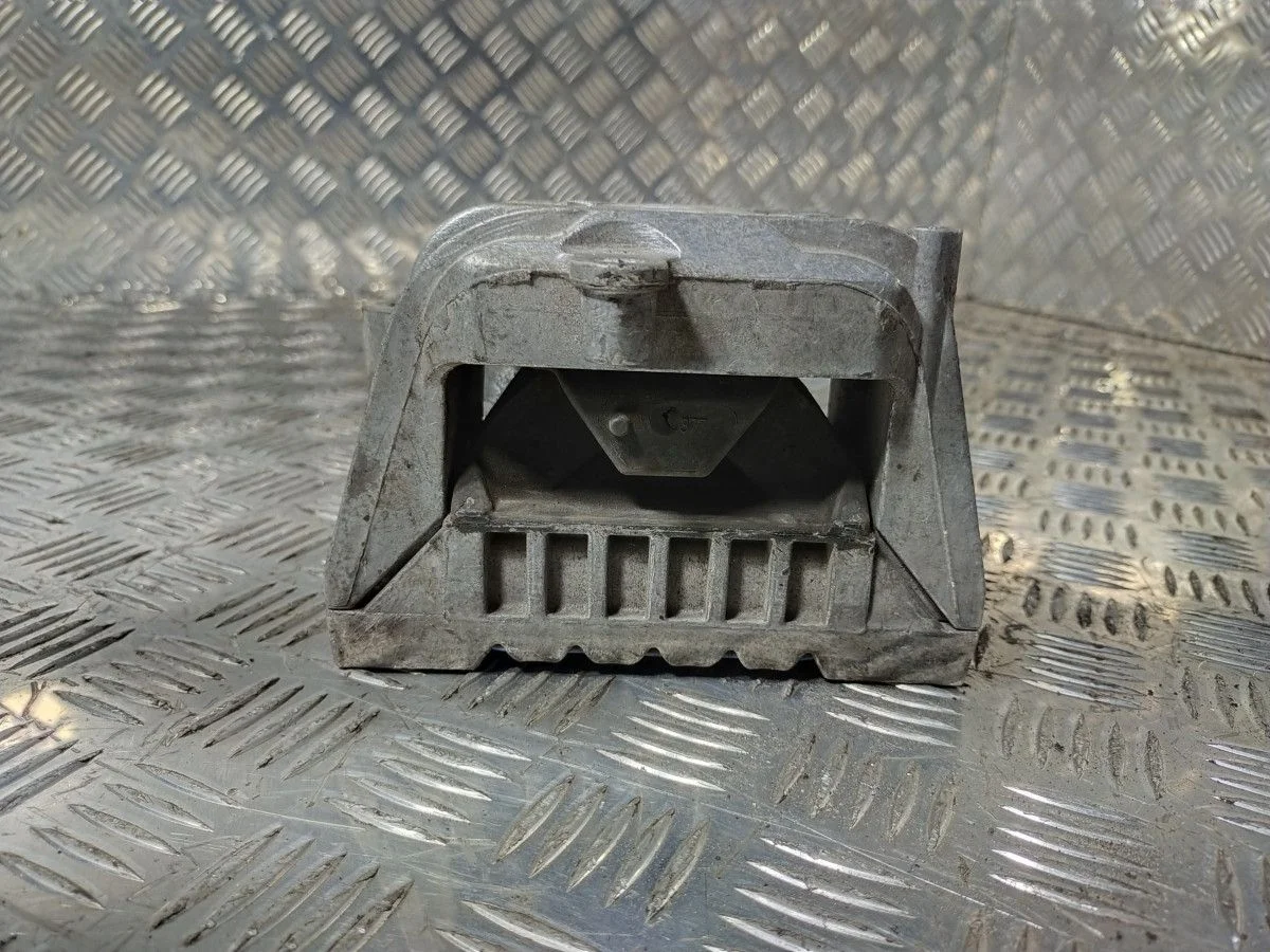 Подушка двигателя Volkswagen Passat B6