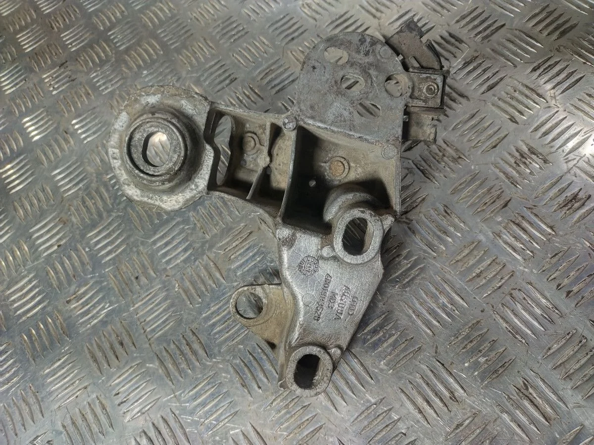 Кронштейн двигателя передний п. Volkswagen Passat