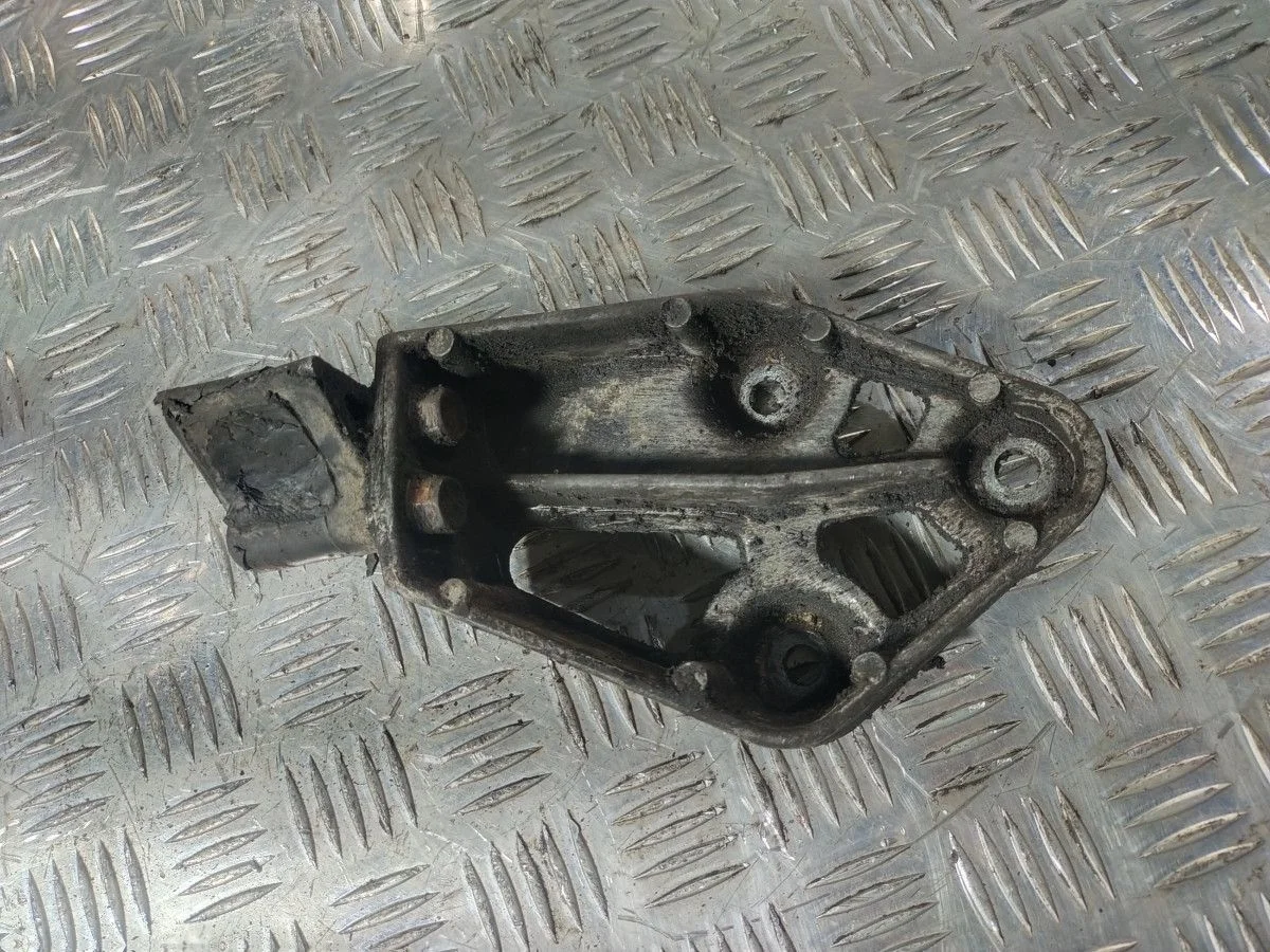 Кронштейн двигателя правый Daewoo Nexia