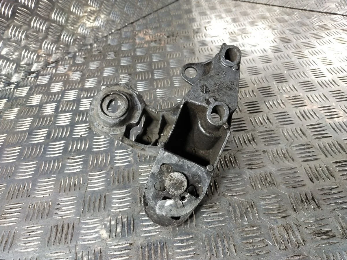 Кронштейн двигателя левый Audi A6 C5