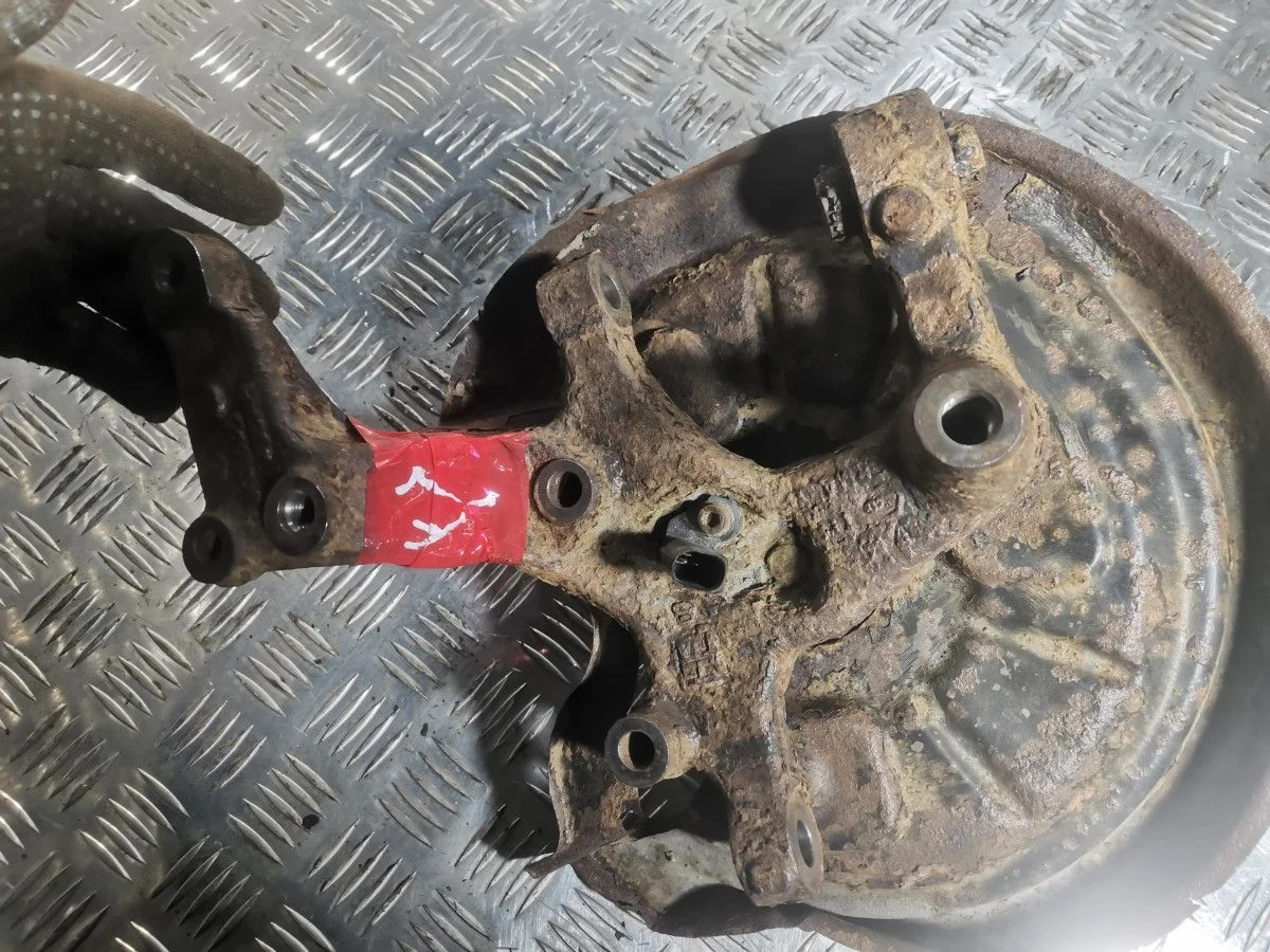 Кулак задний левый Volkswagen Golf V