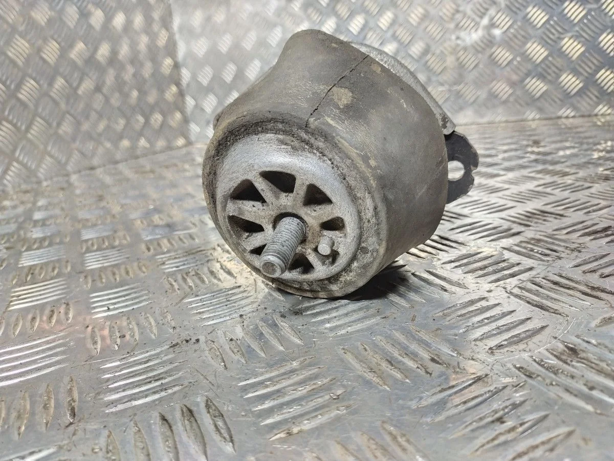 Подушка двигателя передняя лев Volkswagen Touareg