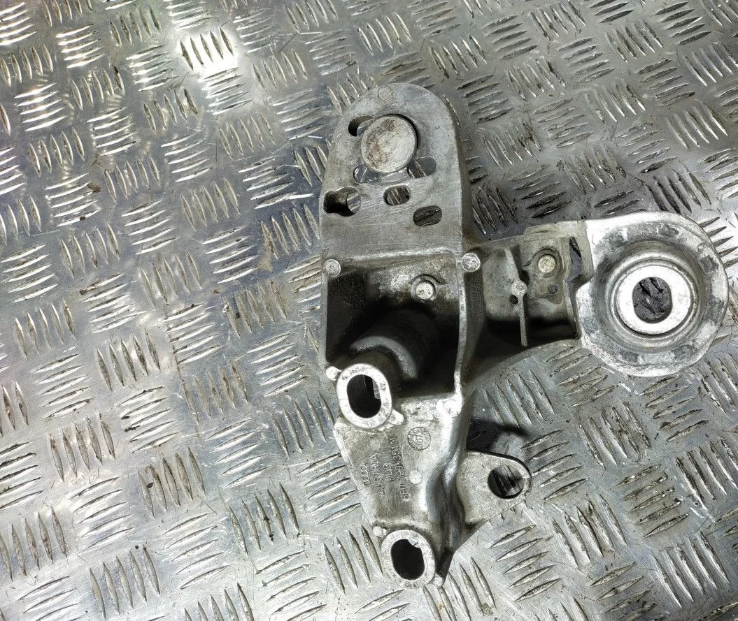 Кронштейн подушки двигателя левый Audi A4 B7