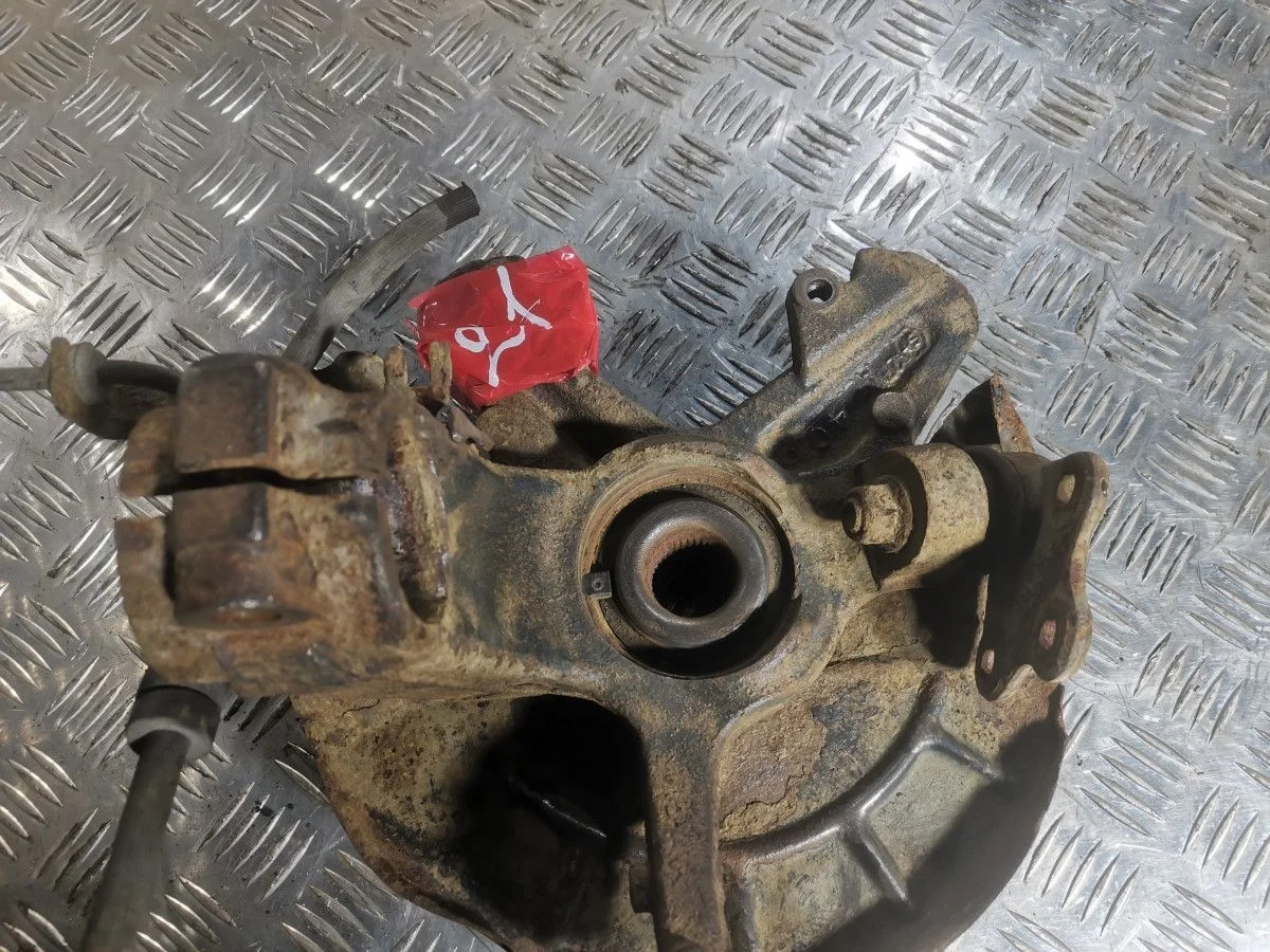 Кулак поворотный передний левый Skoda Fabia II