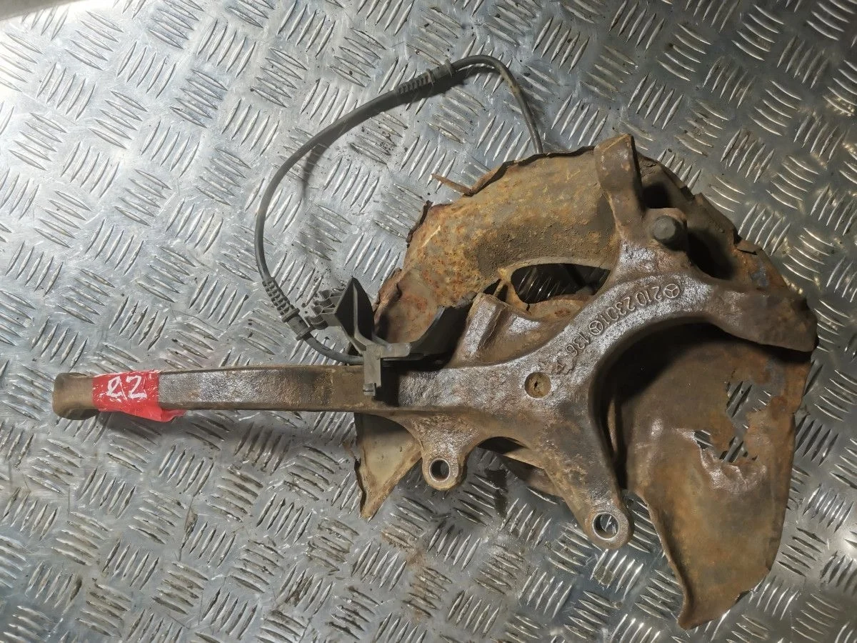 Кулак передний правый Mercedes-Benz E W210