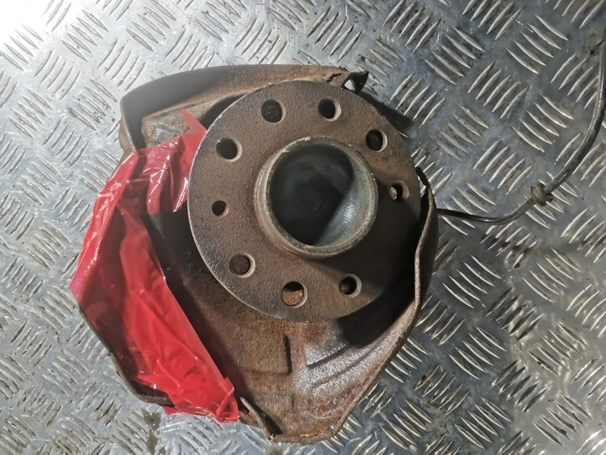 Кулак задний левый со ступицей Opel Zafira B