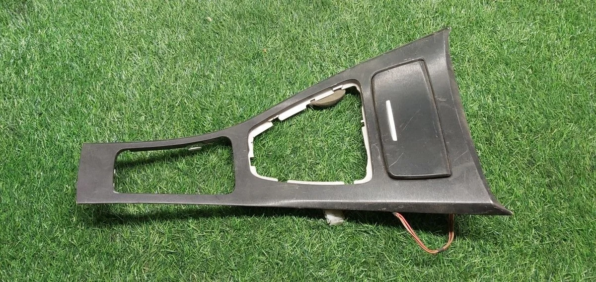 Декоративная накладка торпедо BMW 3