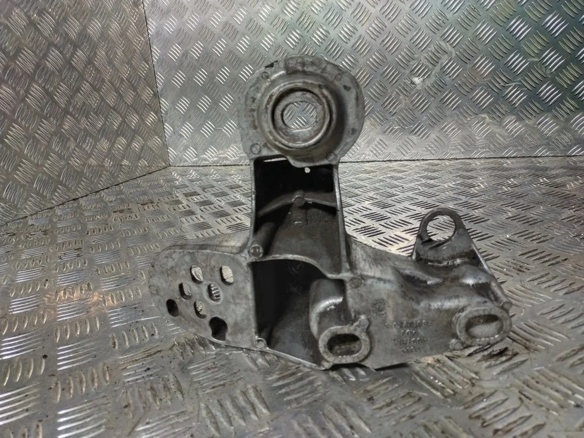 Кронштейн опоры двигателя Volkswagen Passat B5+