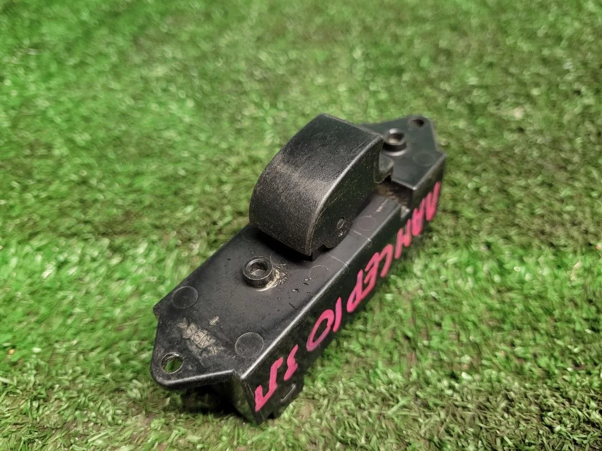 Кнопка стеклоподъемника на Mitsubishi Lancer 10